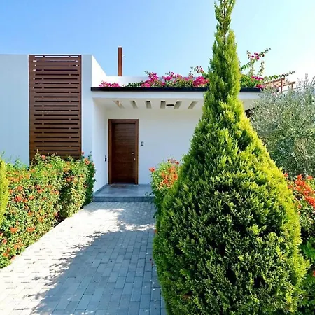 Gorgeous Seafront In A Prime By The Mediterranean Sea فندق كيرينيا
