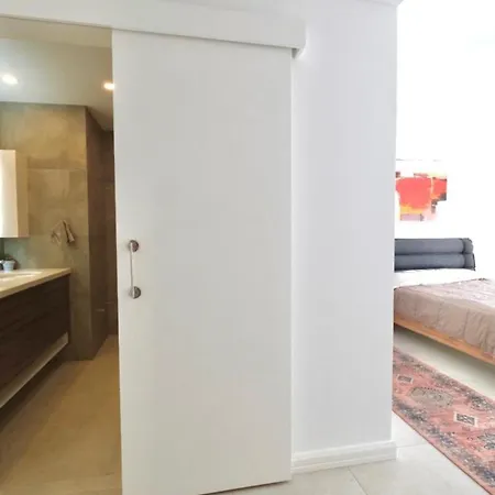 Gorgeous Seafront In A Prime By The Mediterranean Sea 4* كيرينيا