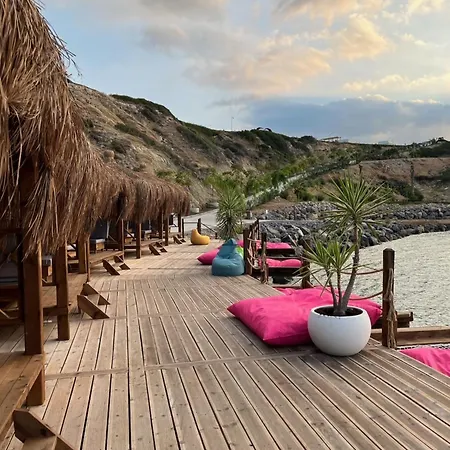 فندق Gorgeous Seafront In A Prime By The Mediterranean Sea